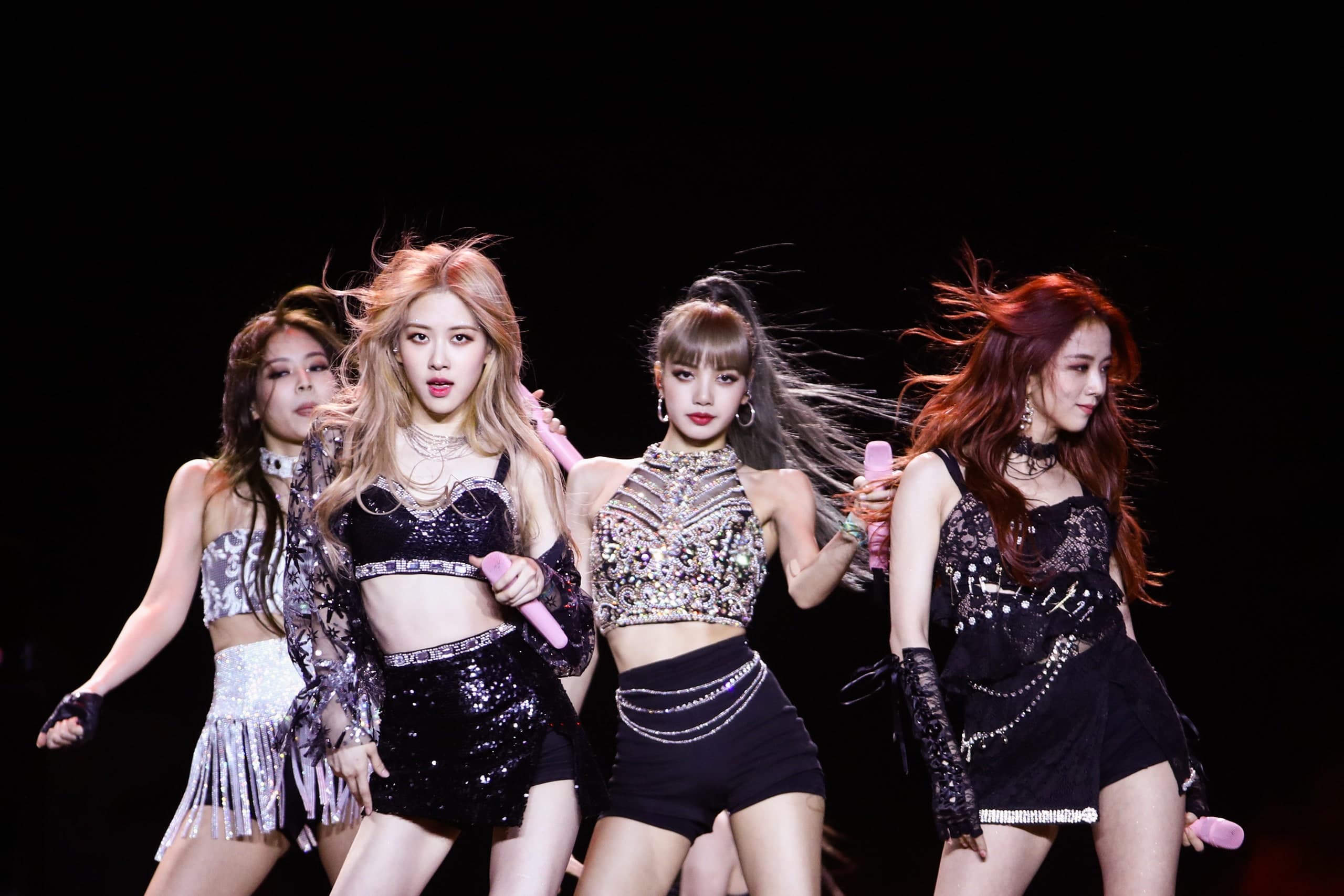 Cover Image for K-Pop의 패션 트렌드와 스타일 분석